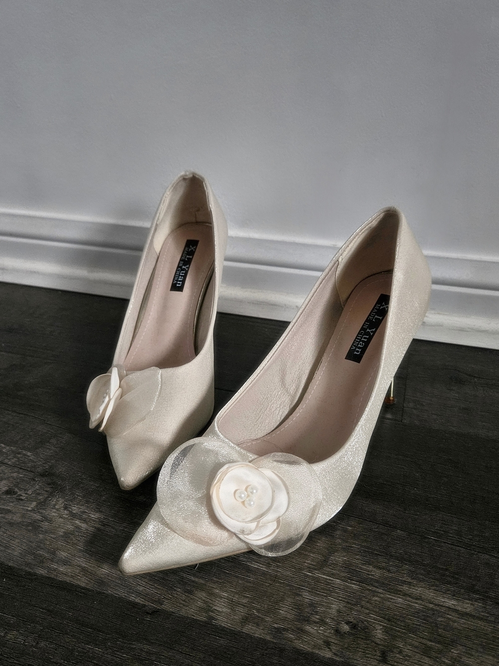Elegant Ivory/cream Pointed-Toe Stilletto Heels with Floral Accent US 9
